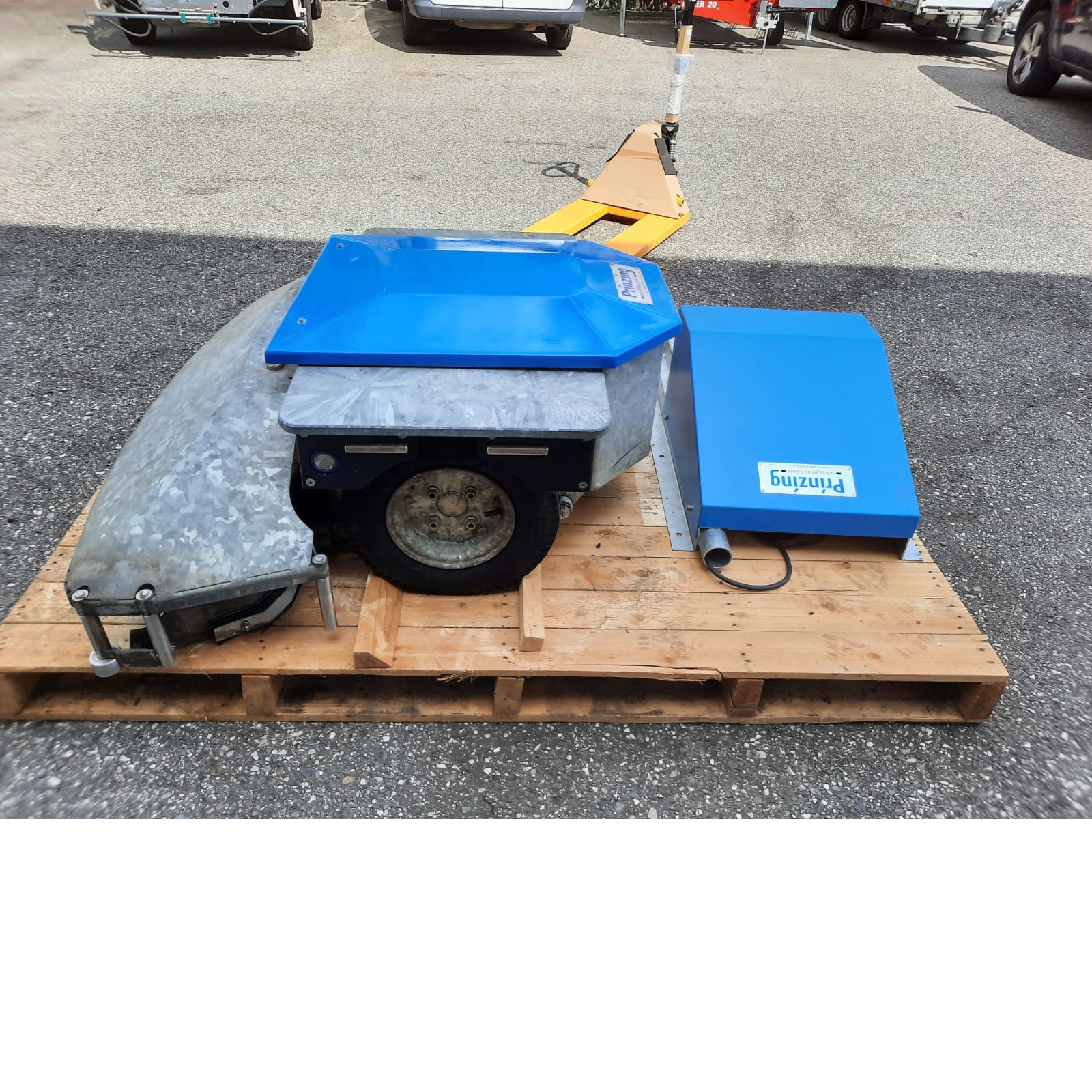 Antrieb: 2 Elktromotoren Stromversorgung: 2 x Gel-Akku 110 Ah Steuerspannung: 24 V DC Räum-Geschwindigkeit: ca. 3 m/min Fahr-Geschwindigkeit: 0-20 m/min Kapazität (Fahren/Laden): 18/6 h Räumbreite: 1200 mm Gewicht: 380 kg Größe: 1110x1250x530 mm